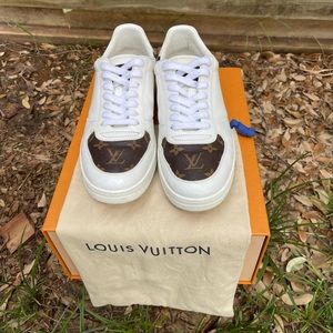 Size 8 monogram Louis Vuitton white sneaker